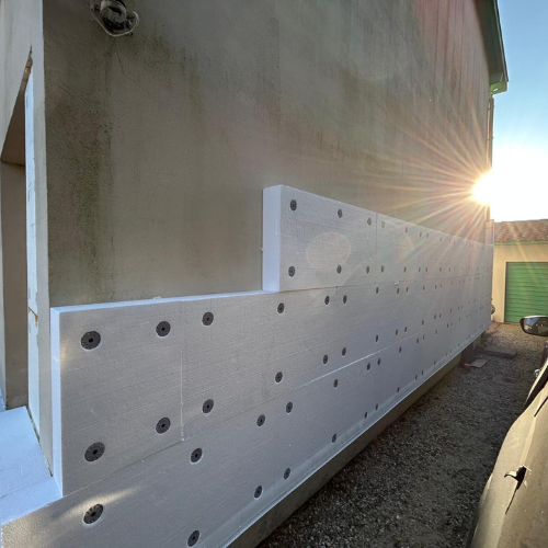 Pose professionnelle d’isolants extérieurs