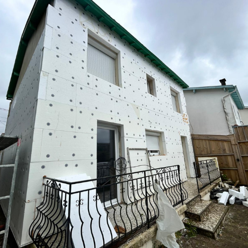 Pose d’isolant thermique sur façade avant enduit de finition